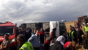 Afyonkarahisar'da turistleri taşıyan otobüs devrildi