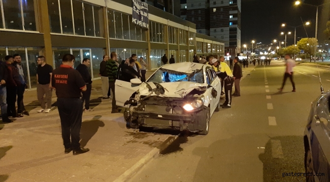 Alkollü sürücü otomobille yayalara çarptı: 1 ölü, 4 yaralı