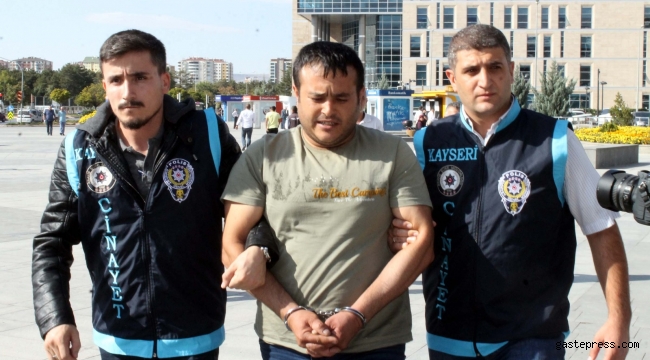 Eşini otobüs durağında bıçakladı, ölmesi için yanına kimseyi yaklaştırmadı