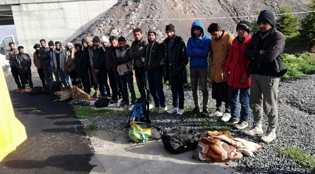 Kayseri'de, 21 kaçak göçmen ve 1 organizatör yakalandı