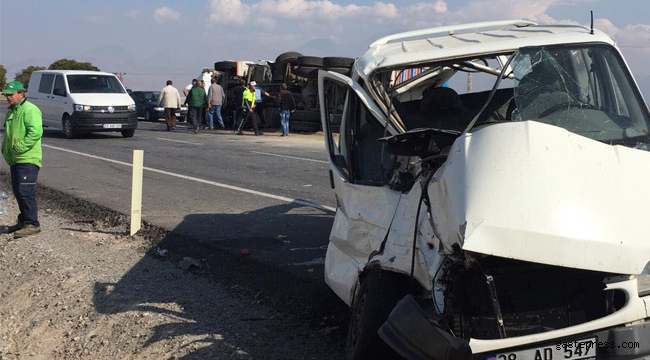 Kayseri'de TIR ile minibüs çarpıştı: 7 yaralı