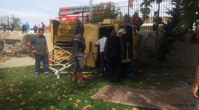 Otomobile çarpan kamyon lunapark bahçesine devrildi: 5 yaralı