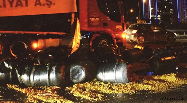 Otoyol savaş alanına döndü! Turşu bidonları yola saçıldı
