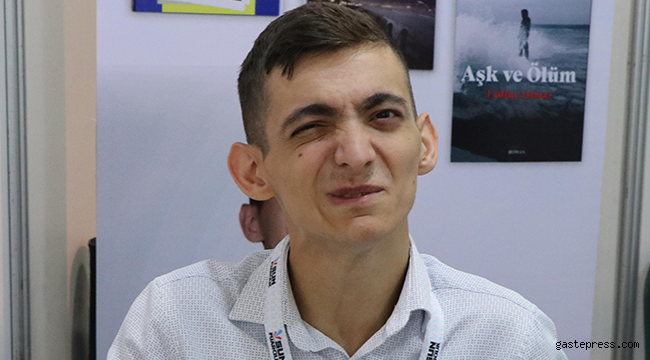 Tek parmağıyla 3 kitap yazdı