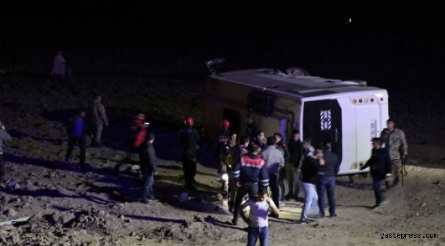Van'da askerleri taşıyan midibüs devrildi: 2'si ağır 26 asker yaralandı