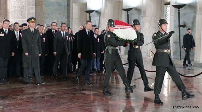 Bakan Selçuk, öğretmenlerle Anıtkabir'i ziyaret etti