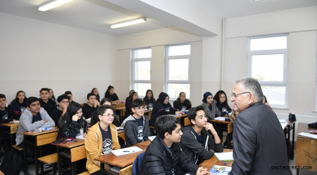 Başkan Büyükkılıç, Fevzi Çakmak Anadolu Lisesi’ni ziyaret etti.