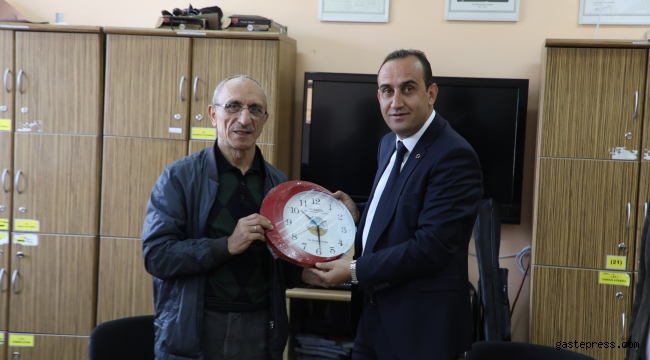 Başkan İlmek'ten öğretmenlere saat hediyesi