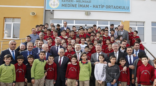 Başkan Memduh Büyükkılıç, okul ziyaretlerini sürdürüyor!