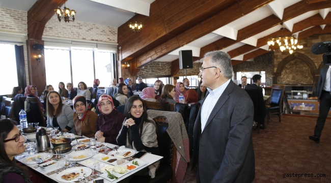 Eli Öpülesi Öğretmenleri Baş Tacı Ediyoruz