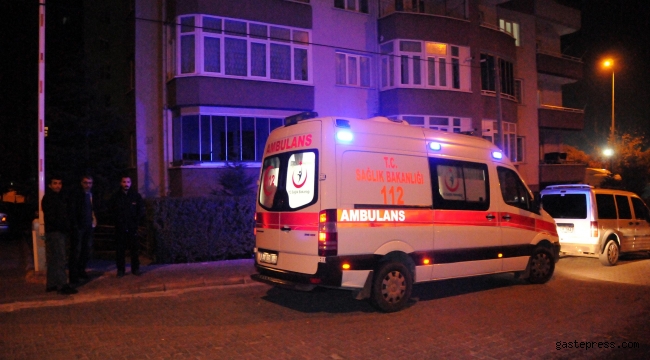 Eşini bıçaklayıp kendisini eve kilitledi