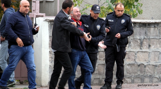 İcra görevlilerine içeri sokmadı, silah çekti
