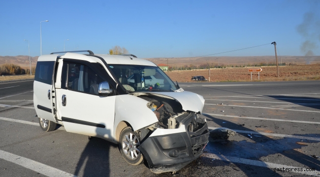 Kayseri'de otomobil ile hafif ticari araç çarpıştı: 4 yaralı