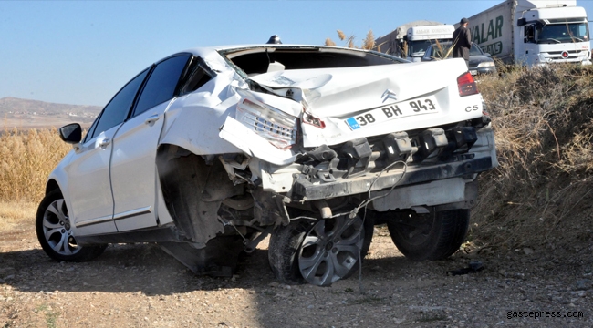 Kayseri'de TIR'ın otomobile çarptığı kazada 4 kişi yaralandı!