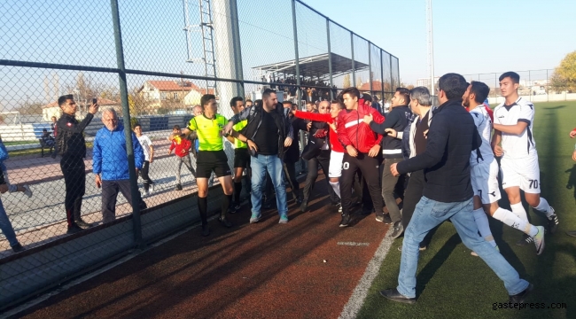 Kırmızı kart gören futbolcu hakeme saldırdı, maç yarıda kaldı