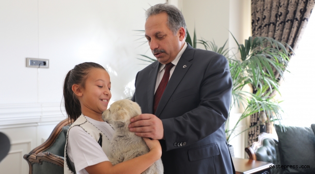 Pati Köy'n Muhtarı Yeleğini Giydi