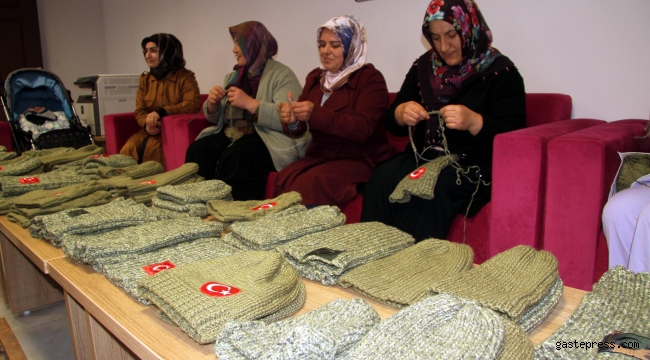 Sarızlı annelerden Mehmetçiğe atkı, bere ve çorap