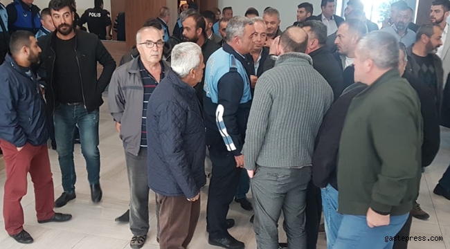 Servis sürücüleri belediye binasında!