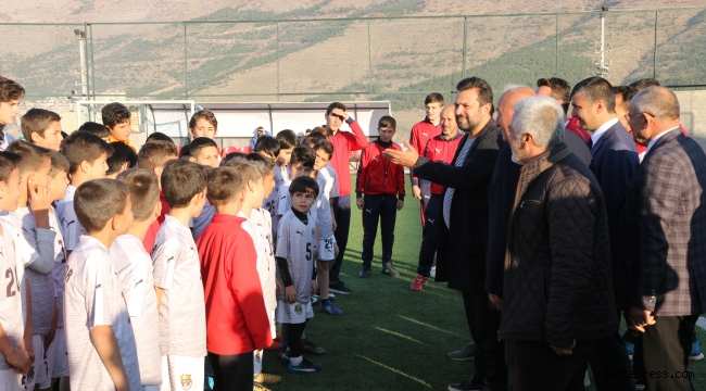 Teknik direktör Uygun, futbol akademisini ziyaret etti