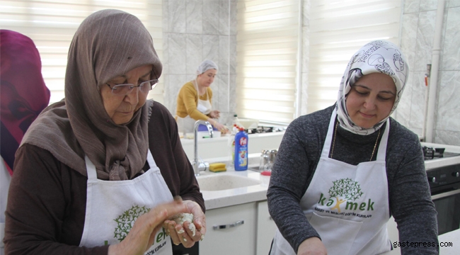74 yaşında yemek kursuna gidiyor