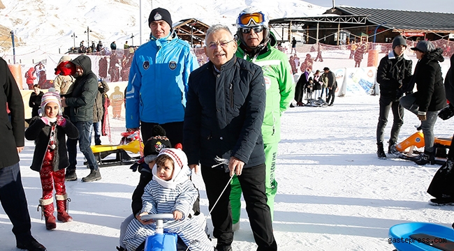 Başkan Büyükkılıç, Erciyes’e çıkarak yerli ve yabancı ziyaretçilerle görüştü