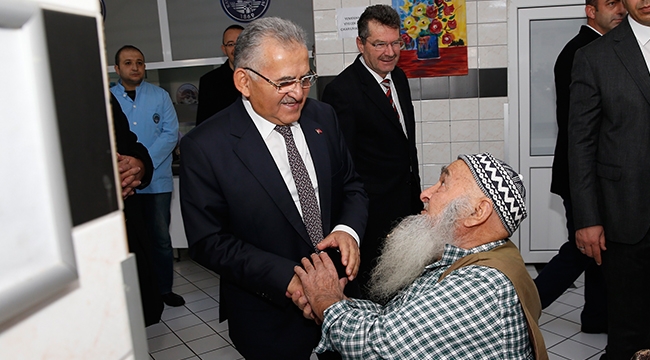 Başkan Büyükkılıç, Huzurevi’ni ziyaret ederek yaşlılarla sohbet etti