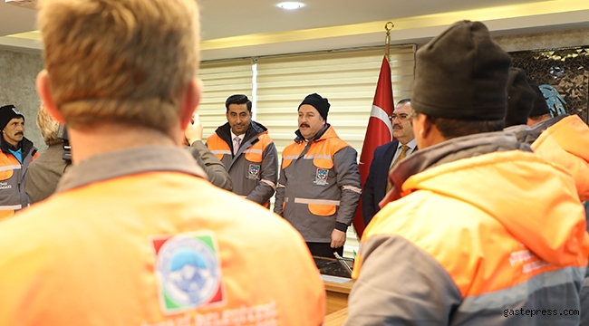 Başkan Palancıoğlu, önce kendi giydi, kontrol etti sonra teslim etti.