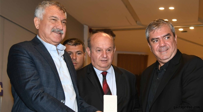 Başkan Zeydan Karalar, Yılmaz Özdil’e onur ödülünü takdim etti