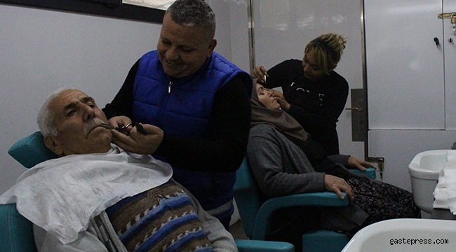 Antalya Büyükşehir'in Mobil Kuaför Tırı ilçeleri geziyor