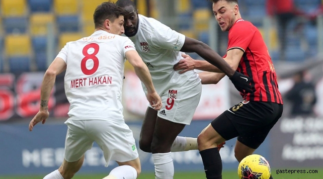Demir Grup Sivasspor 1 puanı 90+6'da kurtardı!