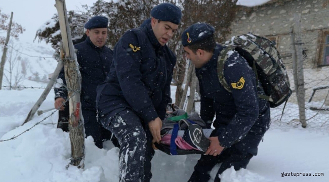 Evinin yolu kardan kapanan engelli, 2 kilometre sedyede taşındı