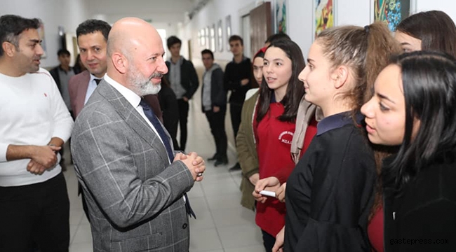 Gençlerin Geleceğine Işık Tutuyoruz