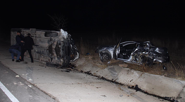 Minibüs ile otomobil çarpıştı: 13 yaralı