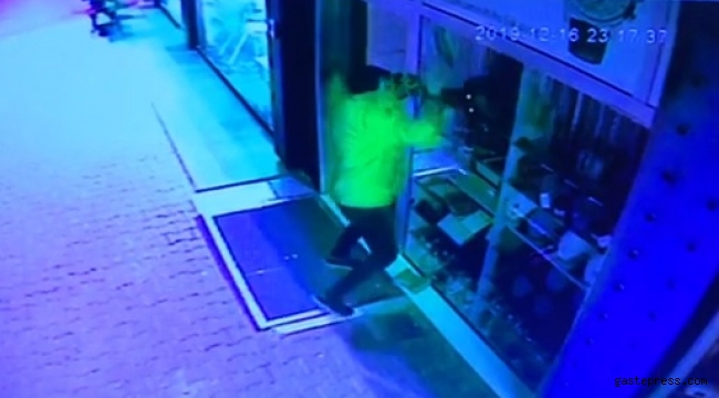 Tespih hırsızlığı güvenlik kamerasında