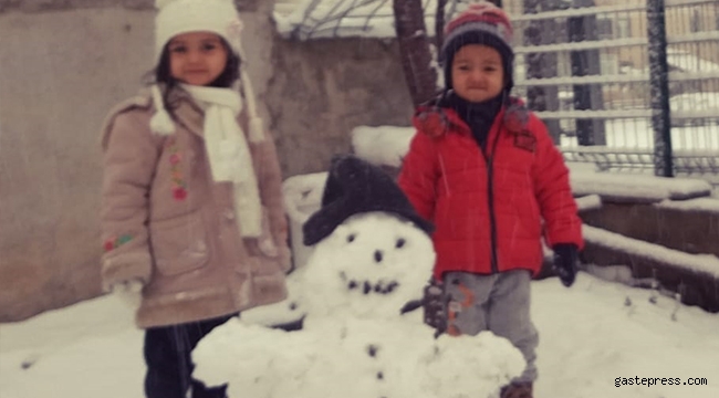 Yılın ilk kardan adamını Develide Meva nur ve Nezir eymen kardeşlerden