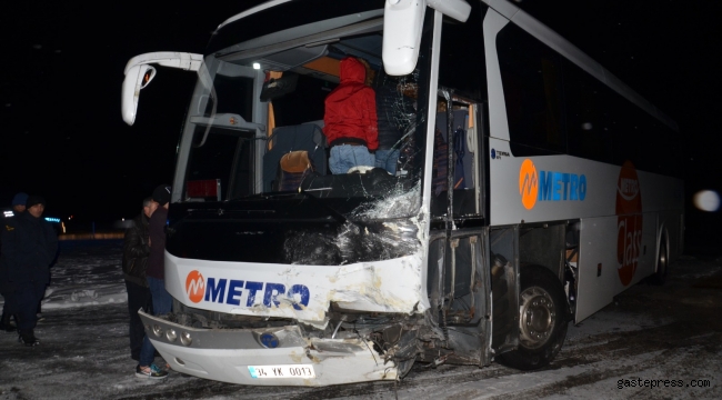 Yolcu otobüsü ile çarpışan otomobildeki karı- koca öldü