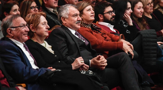 Adana Büyükşehir Tiyatro Salonu’nda sahnelenen oyun, büyük beğeni topladı!