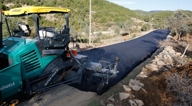 Adana'da Güneş yüzünü gösterdiğinde, yollar asfaltla buluşuyor!