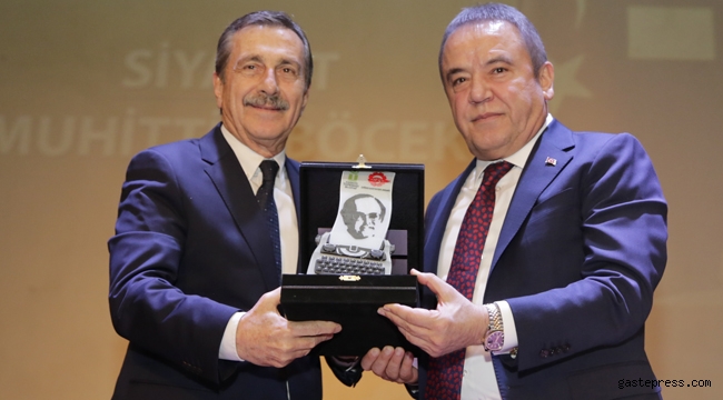 Antalya Büyükşehir Belediye Başkanı Muhittin Böcek'e Yılın Siyaset Ödülü!
