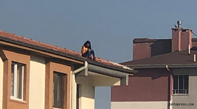 Çatıda intihara kalkışan liseli kızı arkadaşları ikna etti