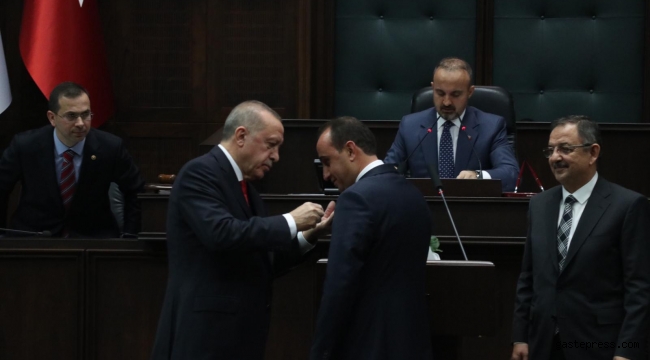 Erdoğan İncesu Belediye Başkanı Mustafa İlmek'e Ak Parti Rozetini Taktı.