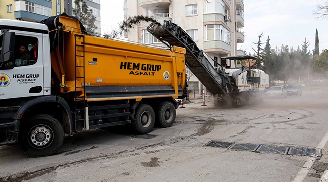 Güneş yüzünü gösterdiğinde, Adana’da yollar asfaltla buluşuyor.
