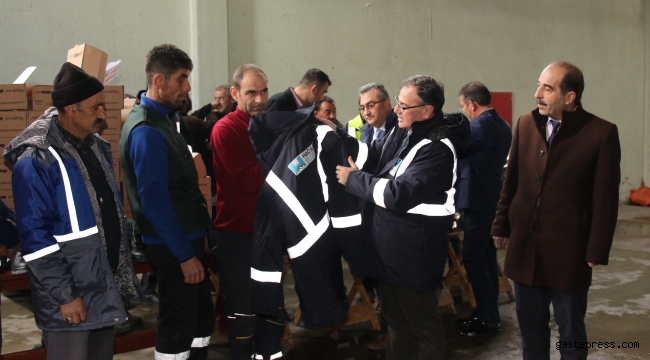 Hacılar Belediyesi Personeline Kışlık Kıyafet Dağıttı