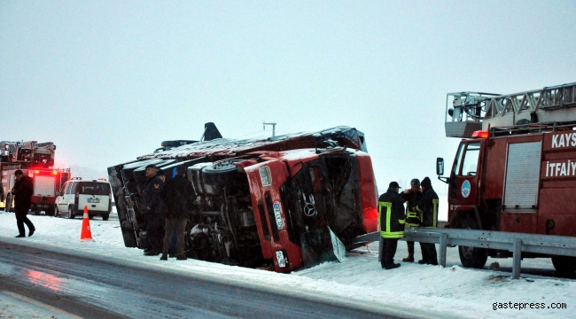 Kayseri'de devrilen TIR'ın sürücüsü öldü