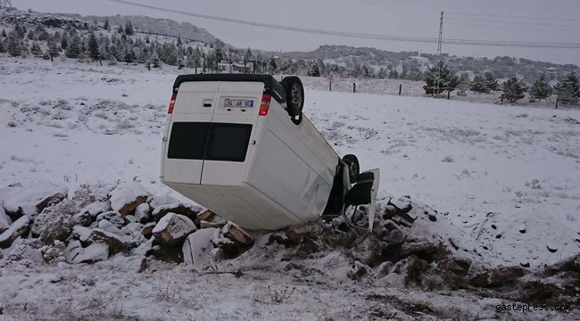 Kayseri'de kaygan zeminde minibüs şarampole yuvarlandı 2 kişi yaralandı!