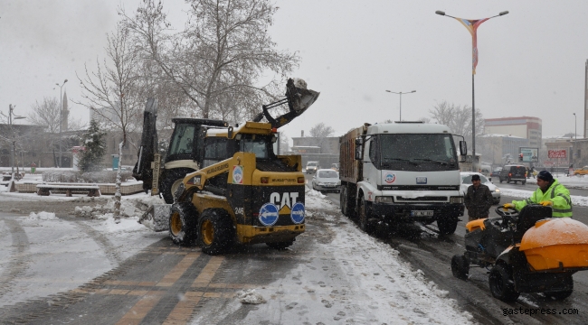 Kayseri Melikgazi'de Kar Temizleme Çalışmaları Devam Ediyor