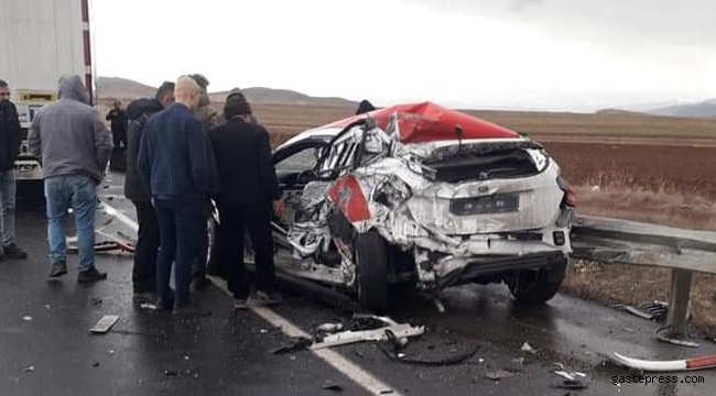 Kayseri - Sivas karayolunda TIR, otomobile çarptı 1 kişi yaralandı!