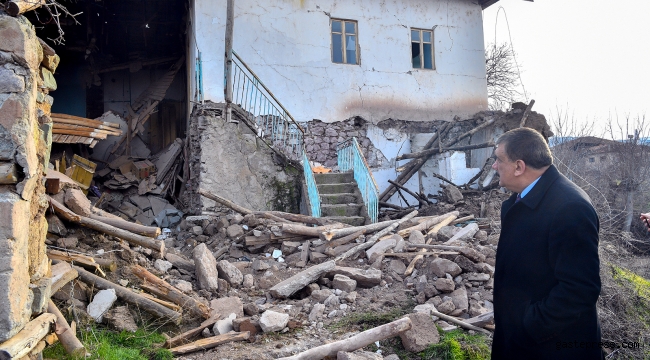 Malatya Valisi Baruş ve Başkan Gürkan depremde hasar gören yerleri gezdiler