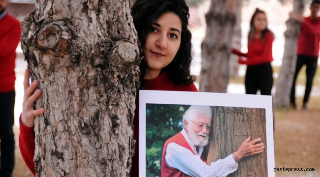 Milli Eğitim ve TEMA gönüllüleri Toprak Dede'yi kırmızı kazaklarıyla andı