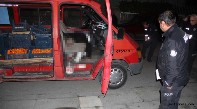 Minibüsüyle meyve satan seyyar satıcı aracında ölü bulundu